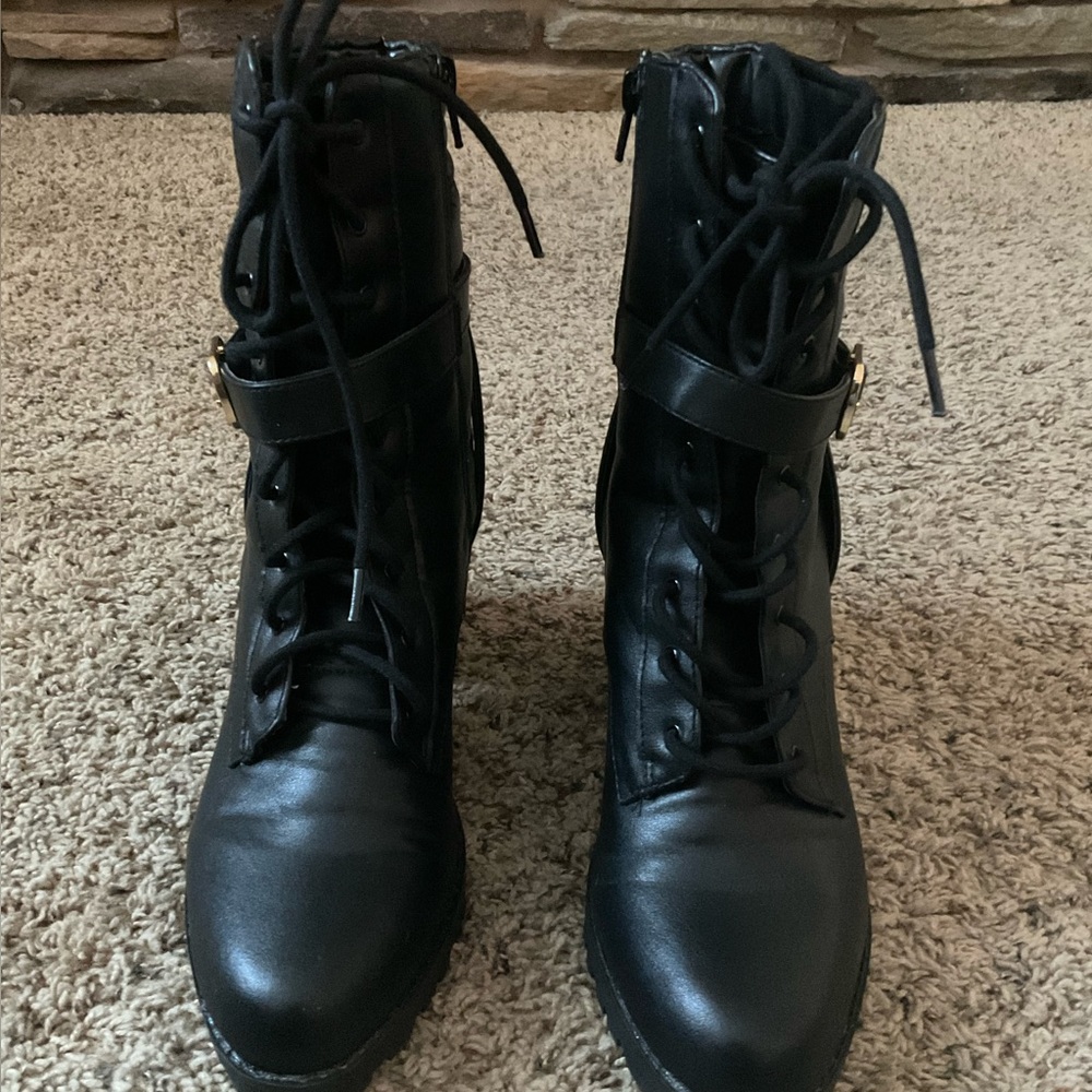Express women,s lace up boots. New in size 10